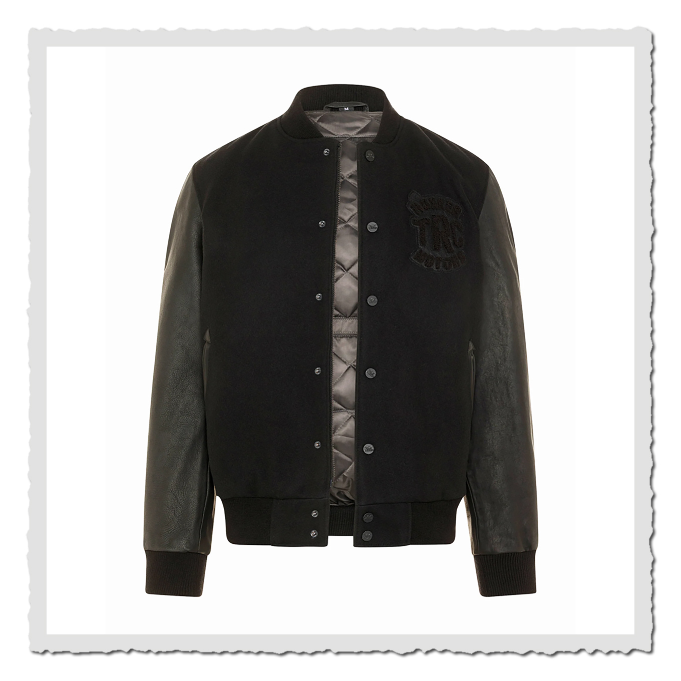 Schwarze Collegejacke frontal freigestellt, geöffnet, gestepptes Innenfutter sichtbar, weißer Hintergrund.